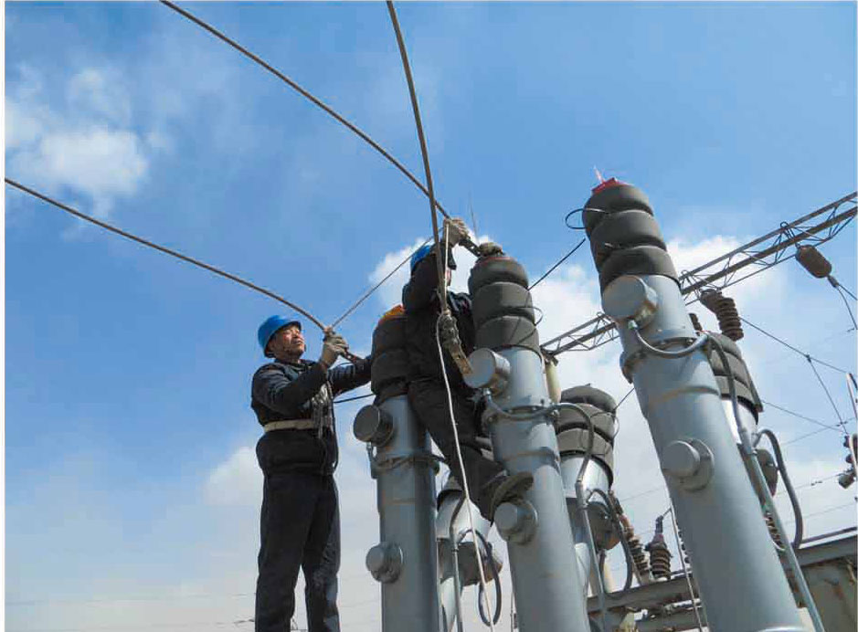 張家口洋河南110KV變電站現(xiàn)場進行35KV斷路器引線壓接工作