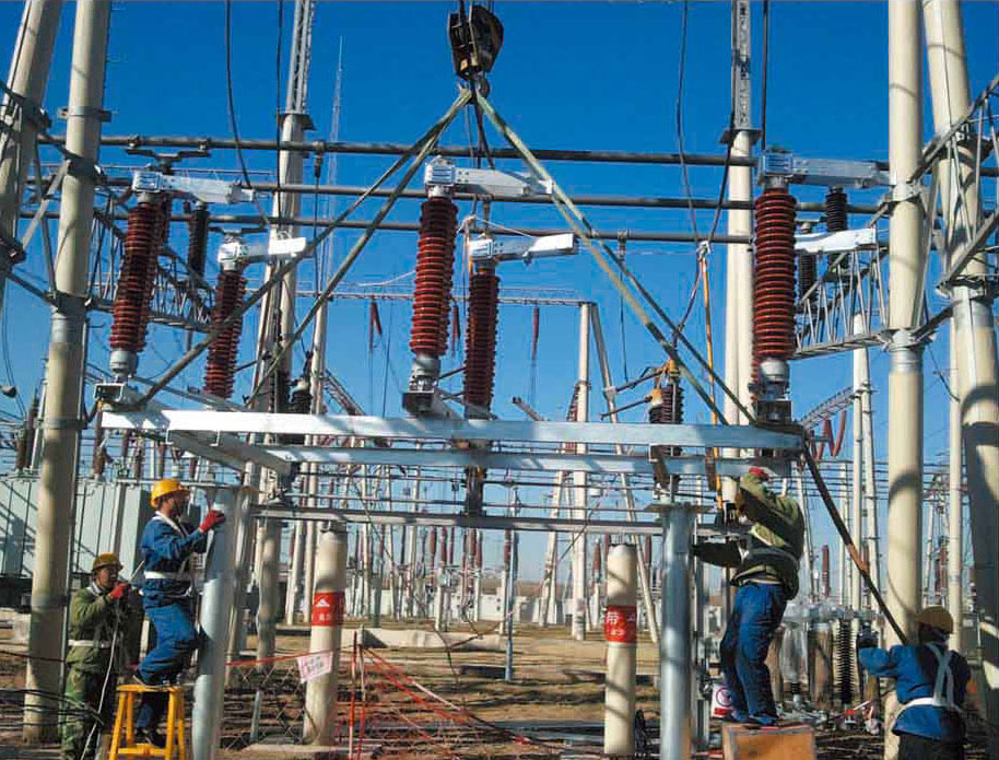 張家口張北220KV變電站對110KV隔離開關進行吊裝工作