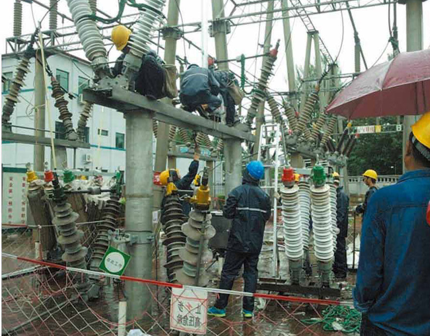 承德袁莊220KV變電站現(xiàn)場冒雨對110KV隔離開關拆卸工作